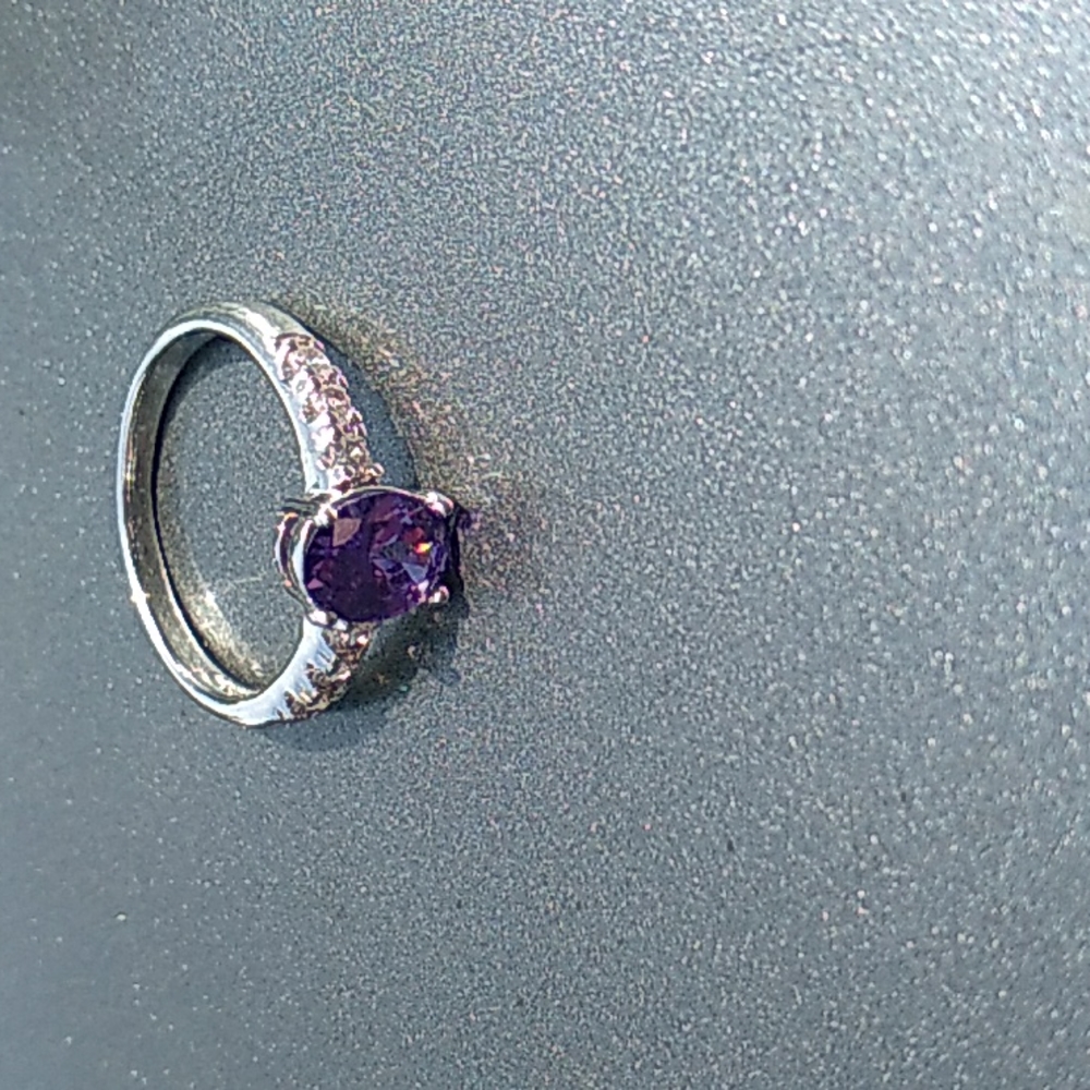 Amethyst and cubic zirconia fashion ring - Picture 5 of 6